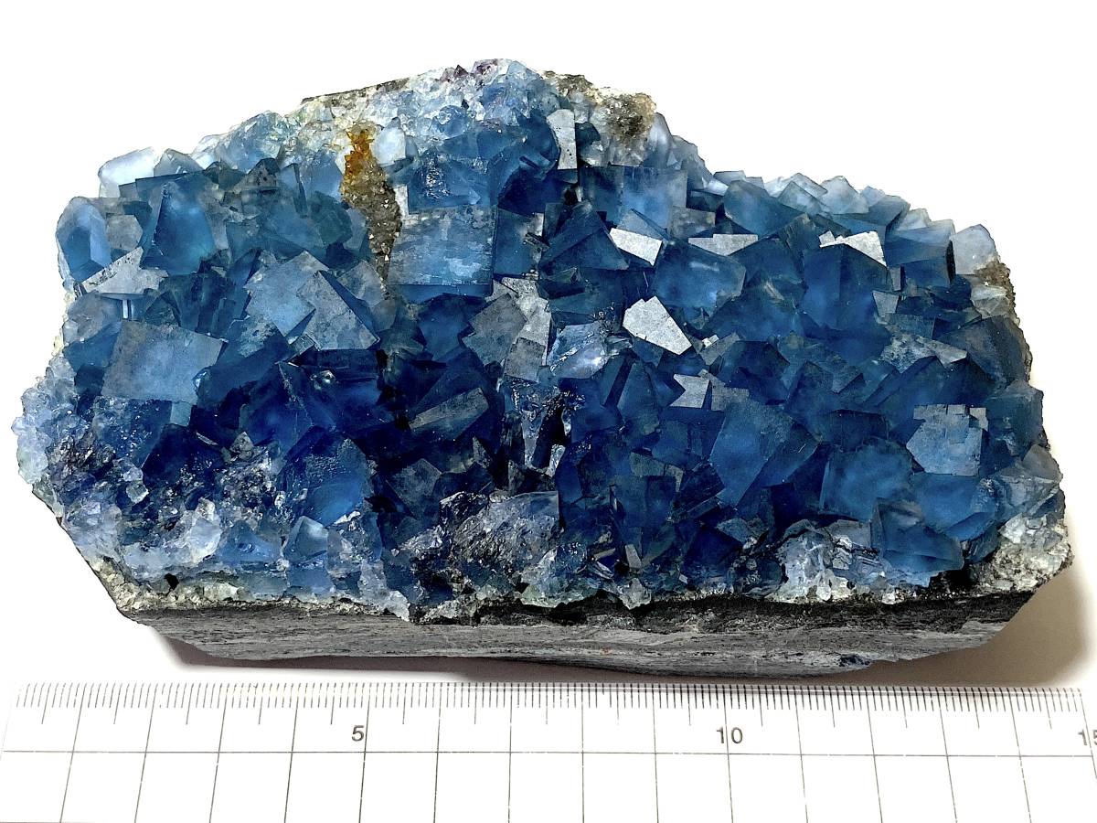 大型標本】０.８キログラムの青い蛍石（中国産鉱物標本）