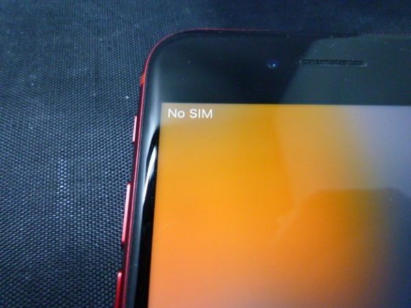 T【ソ-96】【送料無料】美品/Apple iPhone 8 RED Special Edition au/64GB/SIMフリー/IMEI判定【〇】_画像4