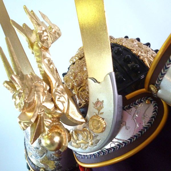 新品 大越忠保作 特製 金孔雀 御兜飾 甲冑 長鍬形兜 富貴花柄 新品 大越忠保作 特製 金孔雀 御兜飾 甲冑 長鍬形兜 富貴花柄