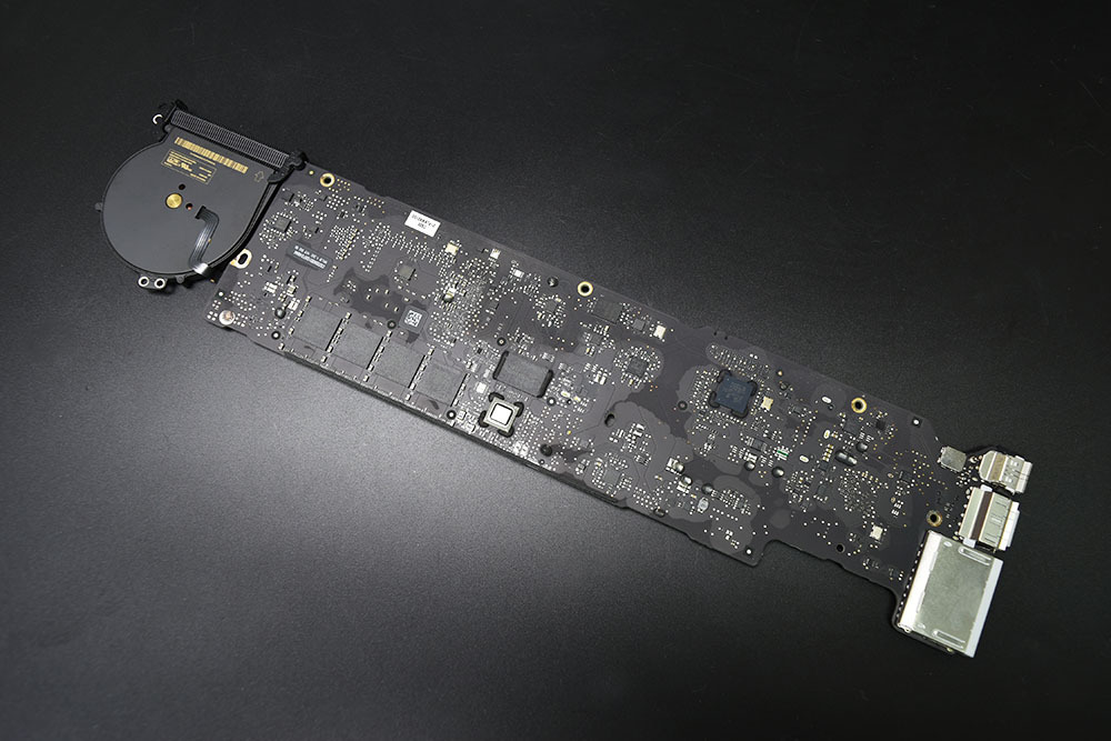 MacBook Air 13 inch Mid 2013 A1466　i5 1.3GHz 8GB Intel HD Graphics 5000 ロジックボード 中古品 1-1025-1 マザーボード_画像2
