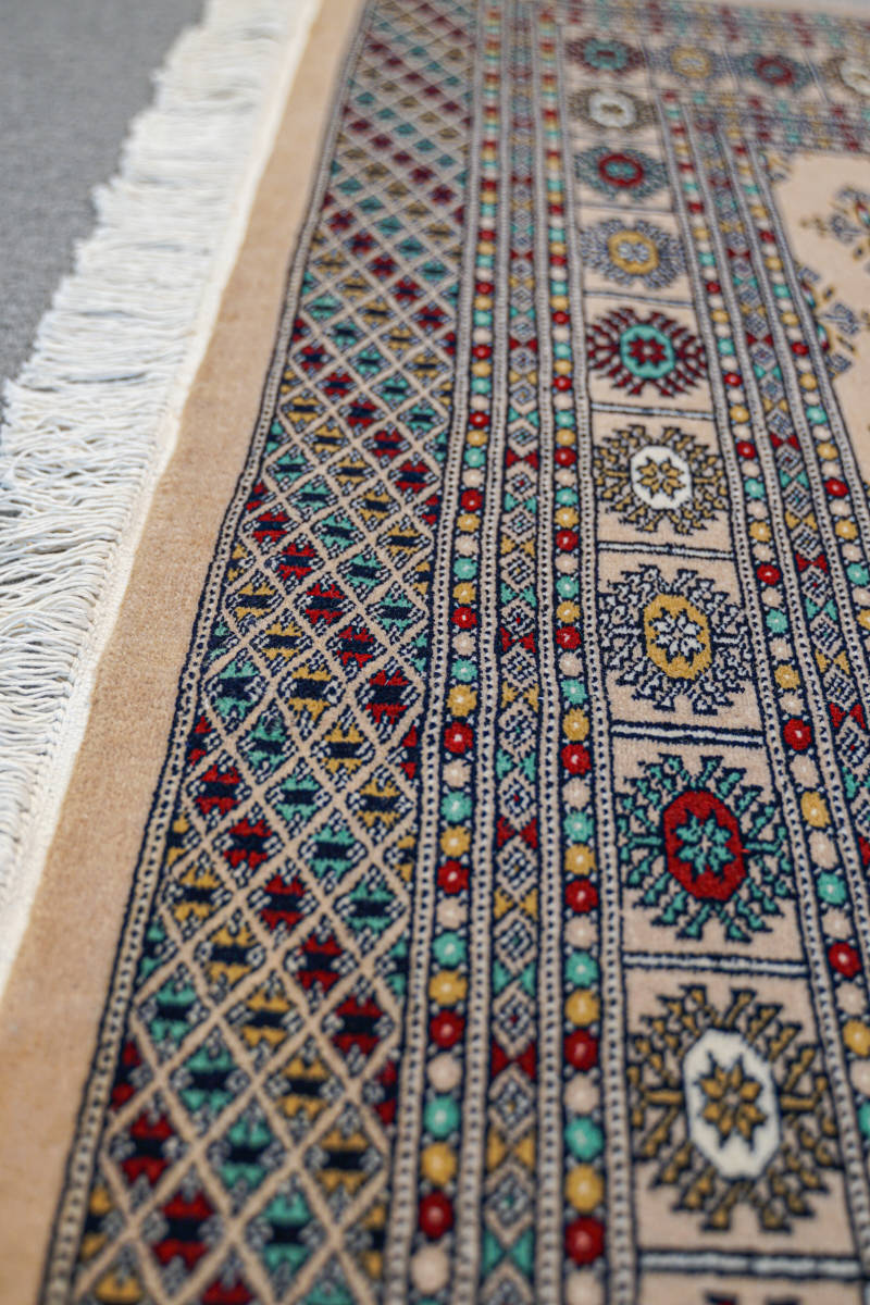 蝶のモチーフのパキスタン手織り絨毯 リビングラグ Size:185 x 122cm 蝶のモチーフのパキスタン手織り絨毯 リビングラグ Size:185 x 122cm