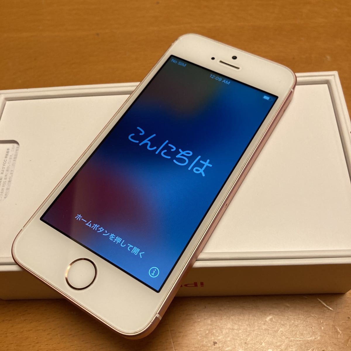 【送料無料】中古iPhone SE 64GB ローズゴールドSIMロック解除済み Apple 箱無・おまけ付属品未使用付き SIMフリー イヤホンジャック貴重_画像1