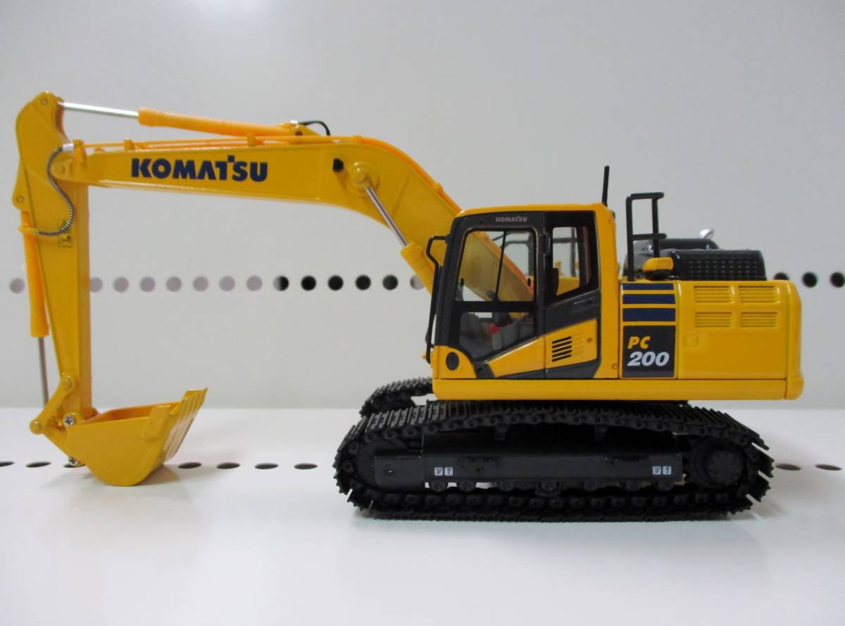 コマツ PC30MR-5 & PC200-11 モデルセット Yahoo!オークション - KOMATSU PC200-11 1/50 モデルカー