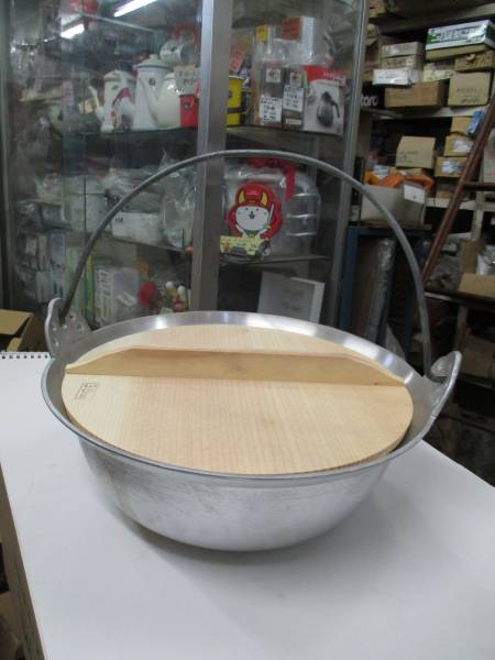 昔懐かしい、ニュウム鋳物の段付き鍋３３ｃｍ　木の蓋つき_画像1