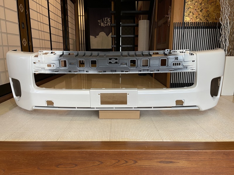 新品同様 200系 ハイエース ワイド 4型 パール 070 純正