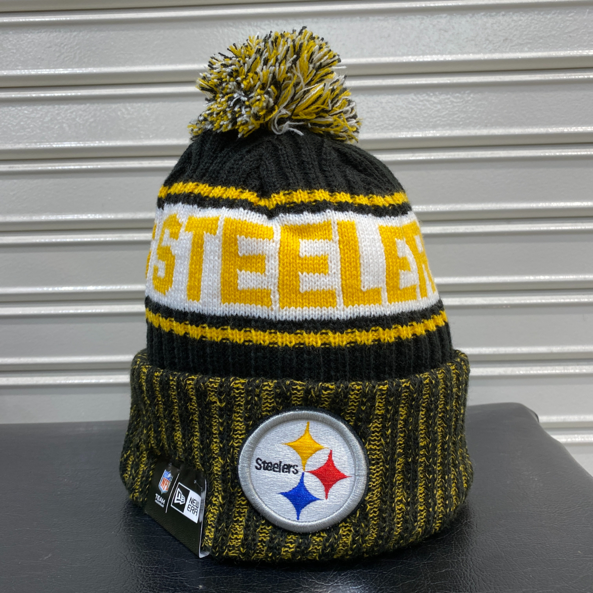 USA正規品 NEWERA ニューエラ NFL ピッツバーグ スティーラーズ Steelers 黒 黄色 ニット帽 ポンポン付き ニットキャップ 極暖 フリース