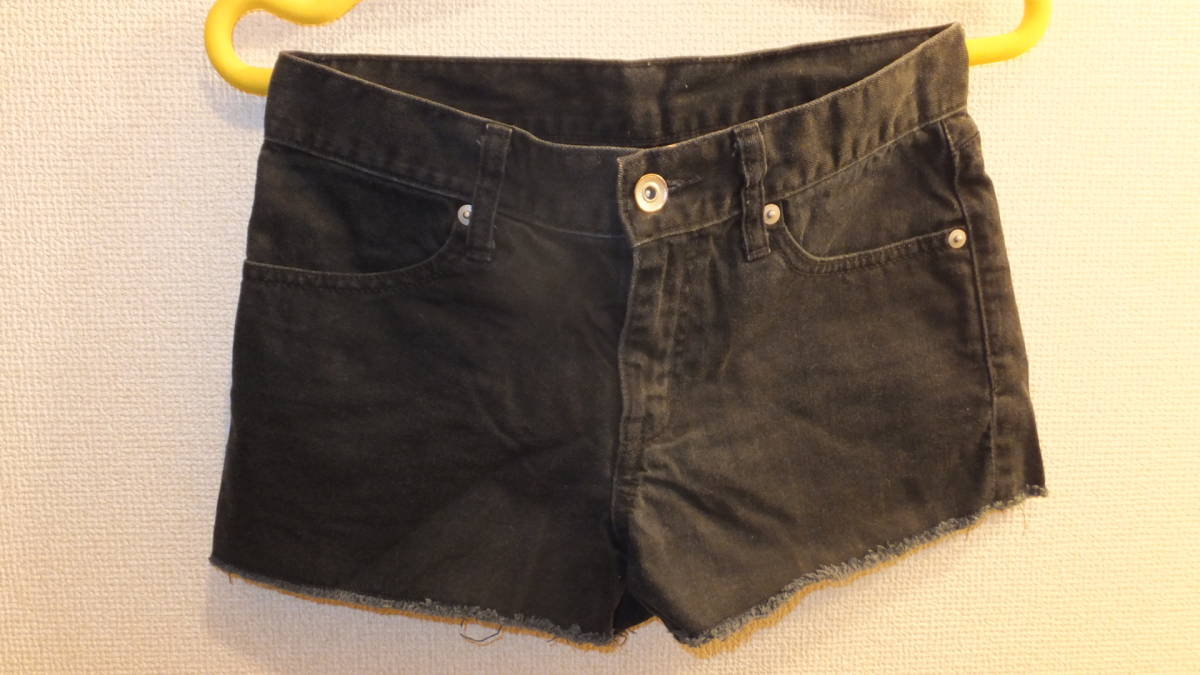 ★GU JAPAN★Ladies Short Pants レディースジーンズ ショートパンツ黒 サイズS ウエスト73Cm　USED IN JAPAN BLACK daisy dukes shorts_画像2