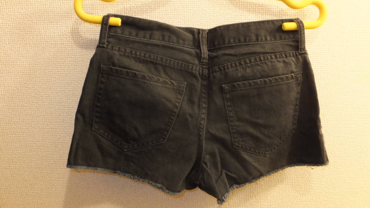 ★GU JAPAN★Ladies Short Pants レディースジーンズ ショートパンツ黒 サイズS ウエスト73Cm　USED IN JAPAN BLACK daisy dukes shorts_画像3