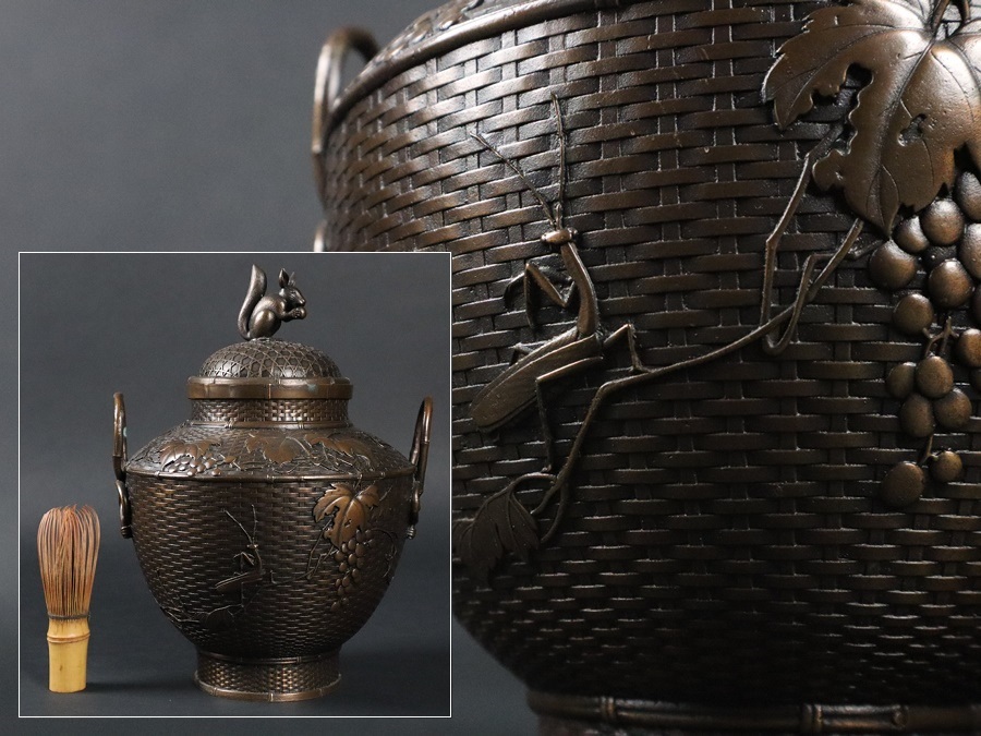 時代金工 銅製 籠型葡萄蟷螂細工栗鼠蓋 蓋物 香炉 在銘 煎茶飾 細密細工 古美術品[a844]
