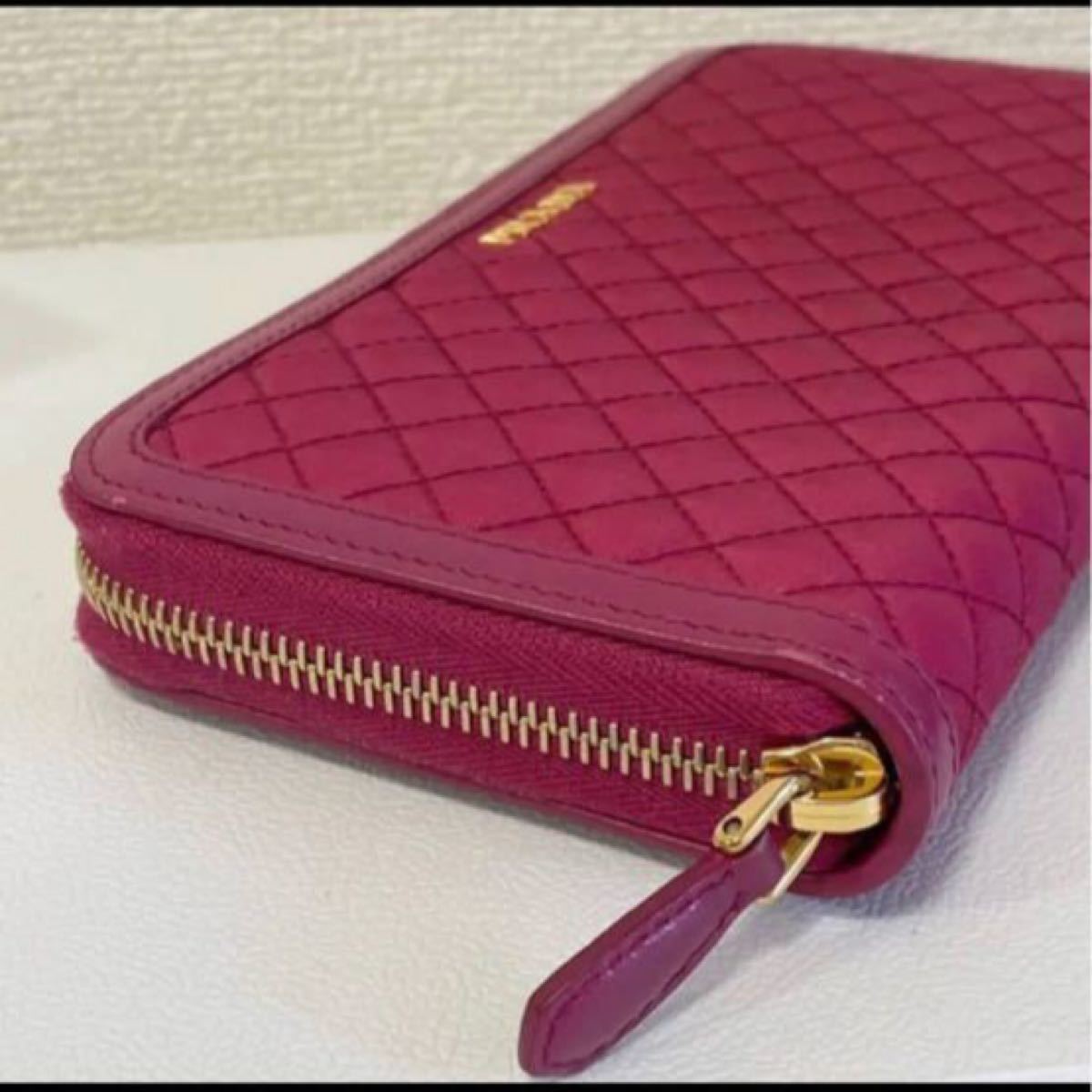美品プラダPRADA キルティングナイロン ラウンドファスナー長 美品プラダPRADA キルティングナイロン ラウンドファスナー長