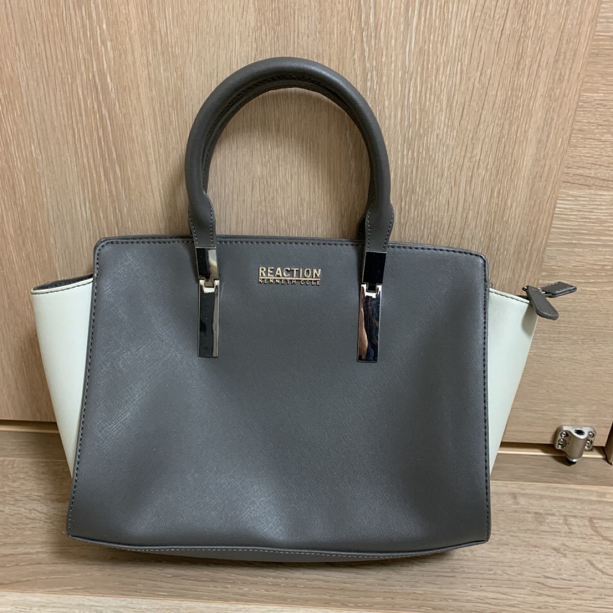 値下げ不可　新品　KENNETH COLE ケネスコース　ハンド　バッグ　バイカラー　ハンドバッグ　トート　グレー