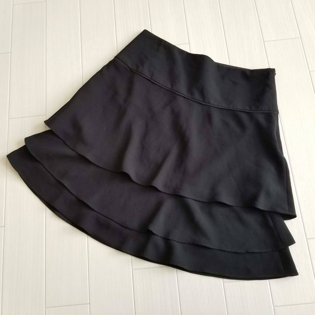 ZARA BASIC ザラ ベーシック ブラック スカート 可憐 フェミニン フレア ボトムス ３段 黒 ポリエステル100% 春のデート服 J28_画像1