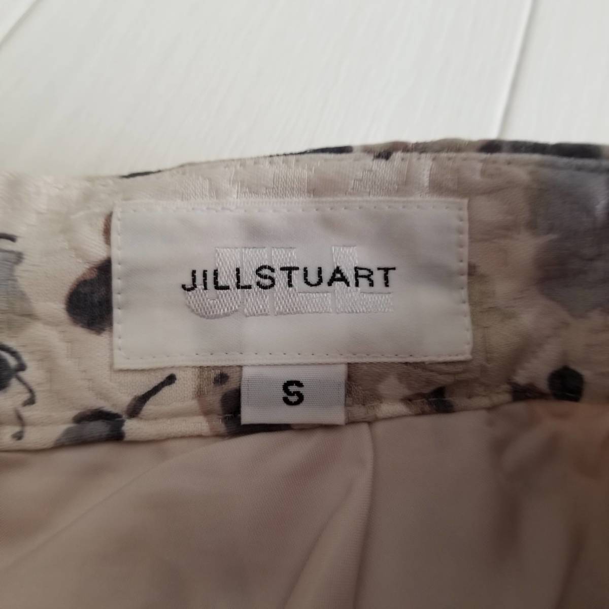 JILLSTUART ジルスチュアート スカート ミニ丈 タックスカート フレア 花柄 ベージュ系 サイズS 裏地あり フェミニン トップスイン F14_画像5