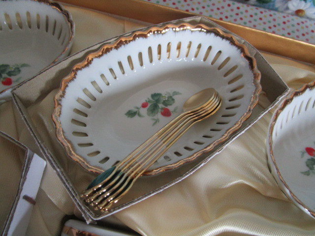 B2 KAKAMU(ka cam )[ gold paint strawberry pattern. Mini fruit platter desert plate & Mini spoon ~5 customer set ]~ box attaching outer box . scratch equipped 