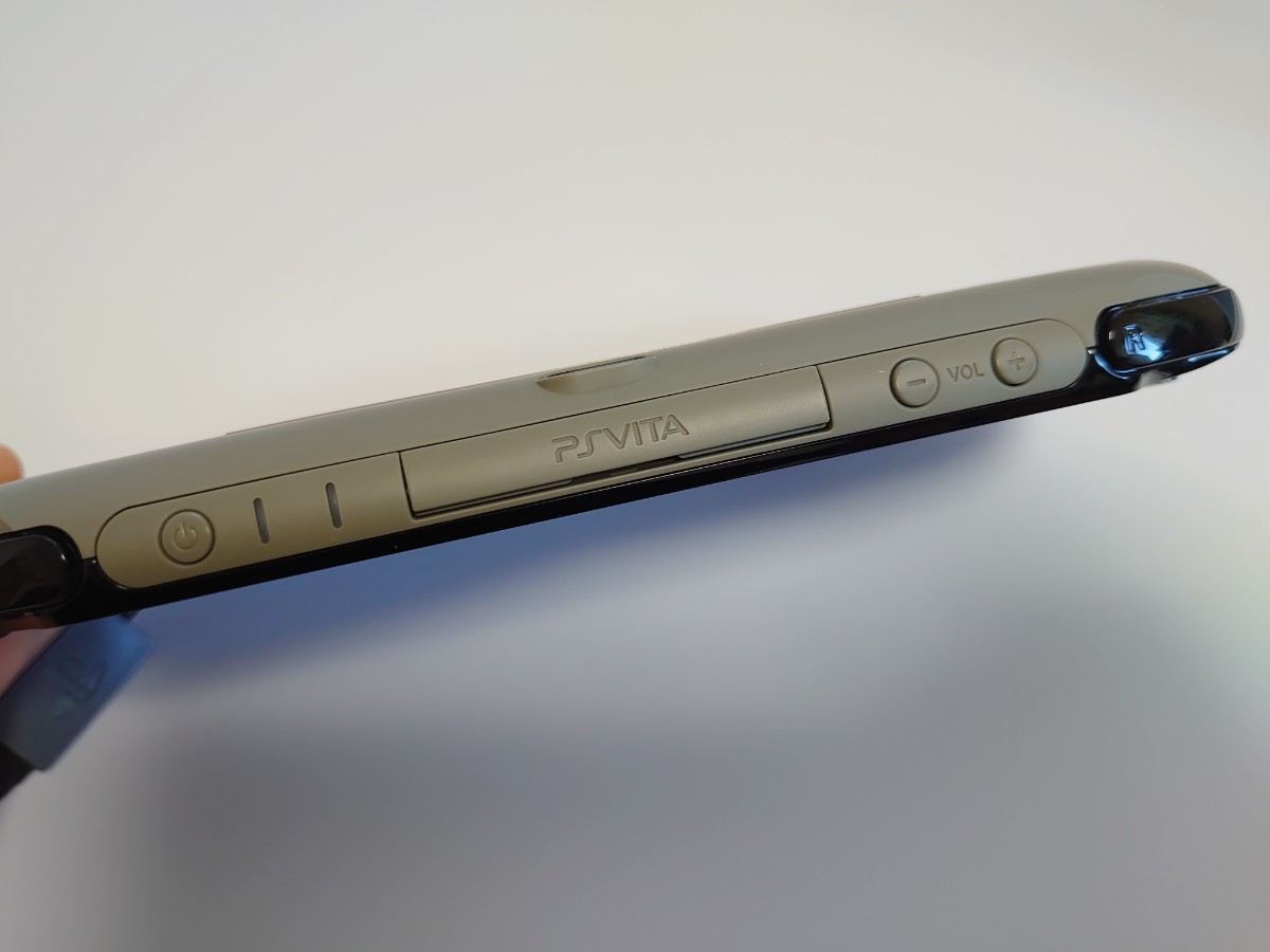 PS Vita PCH-2000 ゴッドイーター2モデル ケース ストラップ付き