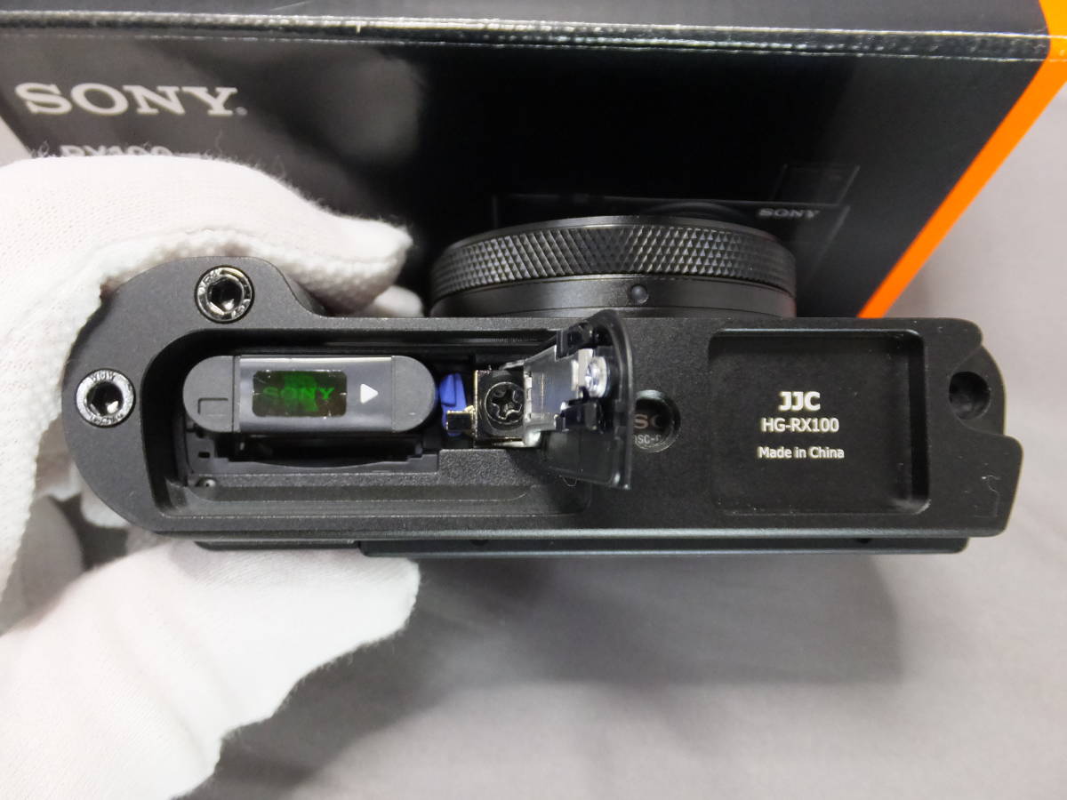 ソニー SONY DSC-RX100M6+JJCハンドグリップ+純正予備バッテリー2個+SDカード 中古美品_グリップ付きでもバッテリー交換可です