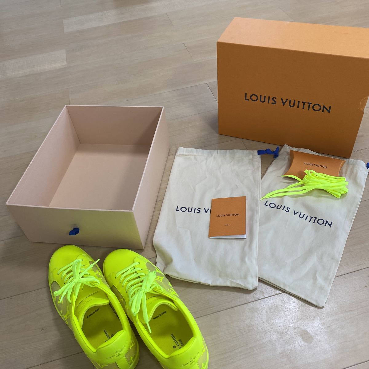 LOUIS VUITTON LV ルイ ヴィトン スニーカー 靴 ネオン カラー LOUIS VUITTON LV ルイ ヴィトン スニーカー 靴 ネオン カラー