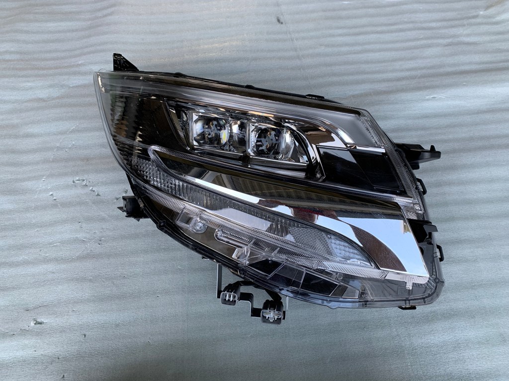 人気第6位 ヘッドライトユニット右側中古品 ZRR80Gエスクァイア ヘッド