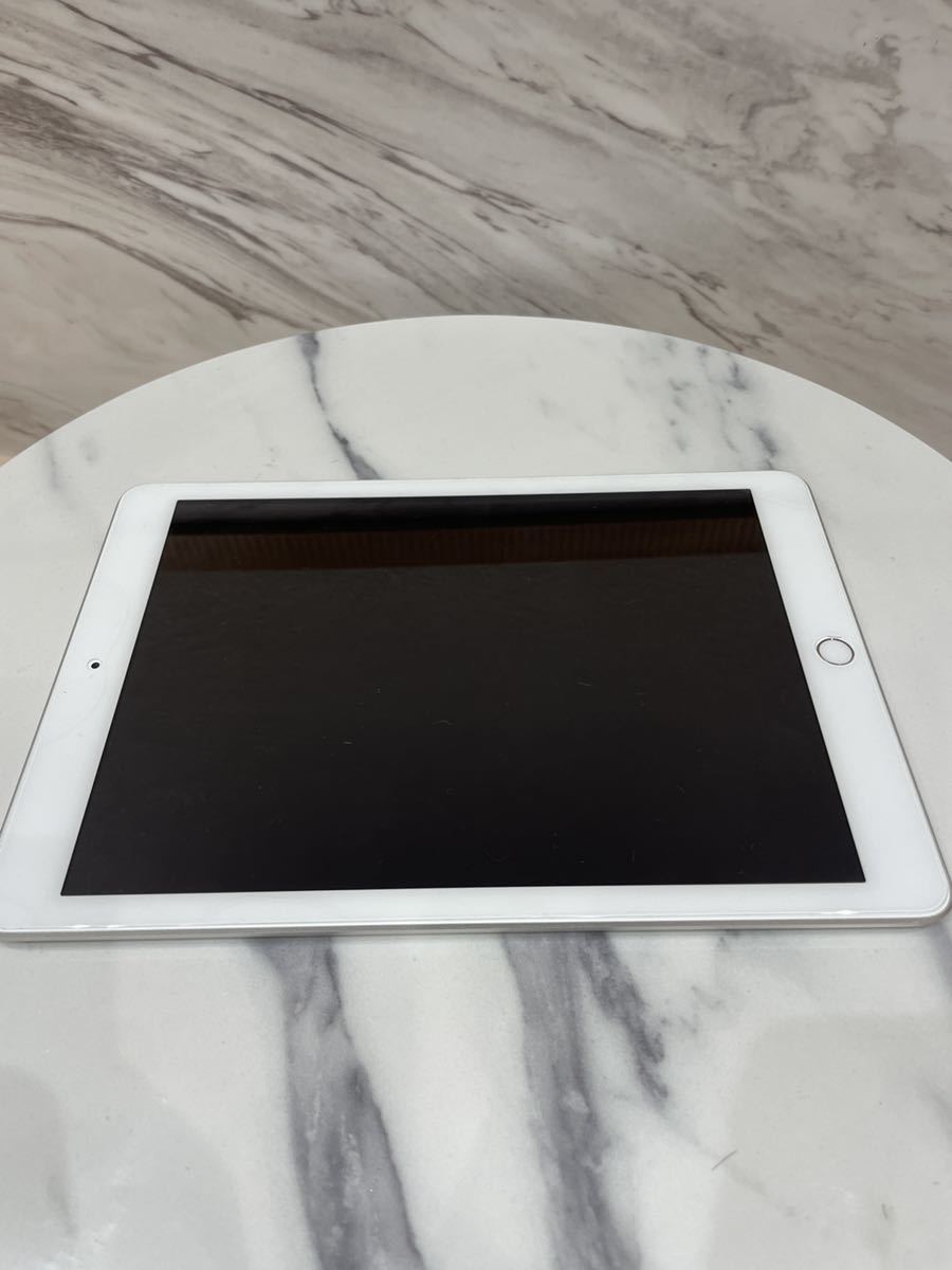 人気沸騰ブラドン iPad Air2 WiFiモデル 32GB 充電コード＆カバー付き タブレット