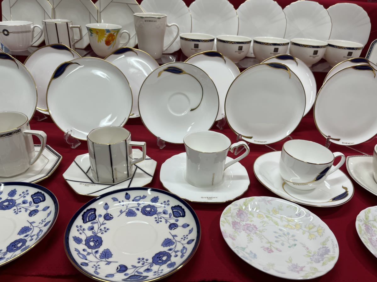 【新品、本物、当店在庫だから安心】 ジバンシー GIVENCHY 食器 大量 まとめ 大皿 中皿 小皿 カップ ソーサー マグカップ ティーポット 器 盛り付け皿 コーヒーカップ 【新品、本物、当店在庫だから安心】 ジバンシー GIVENCHY 食器 大量 まとめ 大皿 中皿 小皿 カップ ソーサー マグカップ ティーポット 器 盛り付け皿 コーヒーカップ