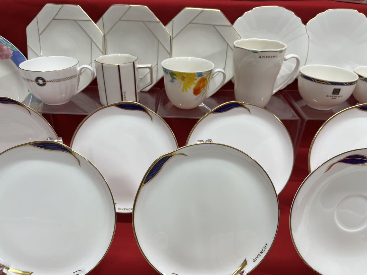【新品、本物、当店在庫だから安心】 ジバンシー GIVENCHY 食器 大量 まとめ 大皿 中皿 小皿 カップ ソーサー マグカップ ティーポット 器 盛り付け皿 コーヒーカップ 【新品、本物、当店在庫だから安心】 ジバンシー GIVENCHY 食器 大量 まとめ 大皿 中皿 小皿 カップ ソーサー マグカップ ティーポット 器 盛り付け皿 コーヒーカップ