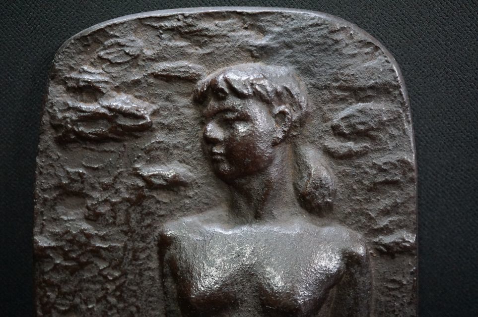 彫刻レリーフ右腕を突き出した裸婦 - www.gsspr.com