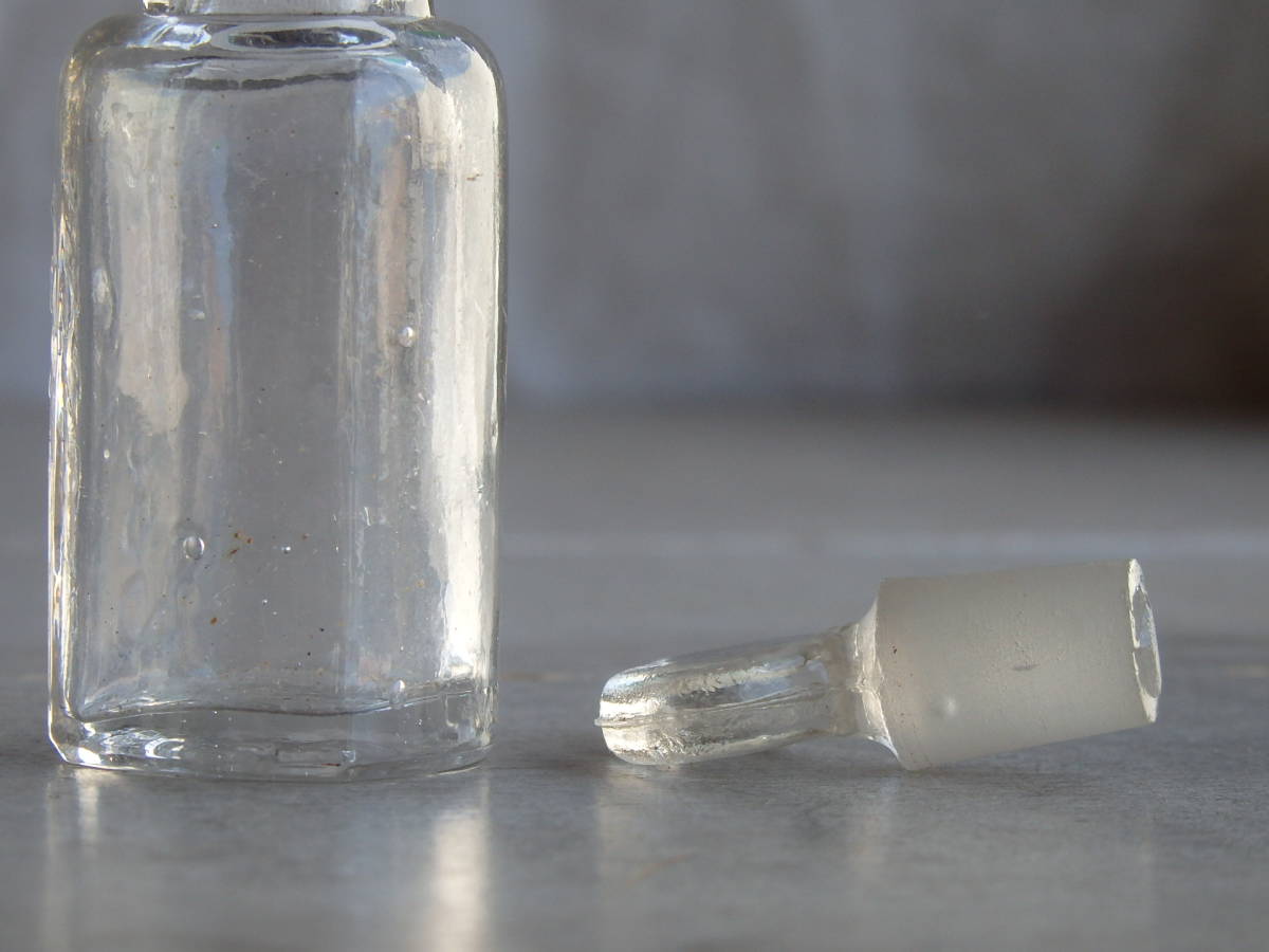 フランスアンティーク ガラス瓶 1880年 19世紀 ポット ボトル 薬瓶 蚤の市 ブロカント 一輪挿し　花器　蓋付き　エンボス文字　_画像4