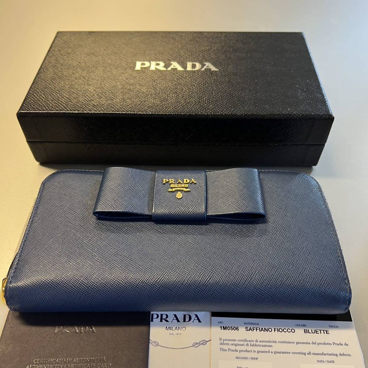 未使用に近い! プラダ PRADA 財布 長財布 サフィアーノレザー リボン