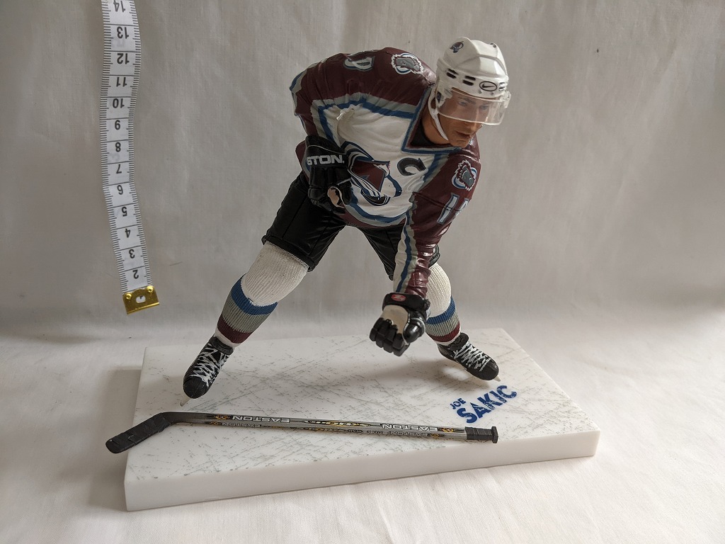 NHL ホッケーフィギュア Colorado Avalanche（コロラド・アバランチ） Joe Sakic 19の画像1