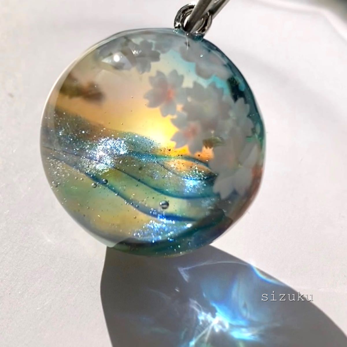 ヤフオク! - 28㎜ 春の朝日と光輝く海 銀のしずく 雲レジン キーホル...