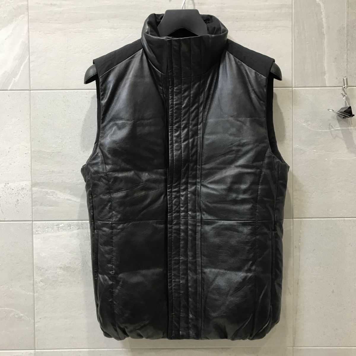 カテゴリ COMME コムサメン本革ベストの通販 by ビリーバーズ's shop