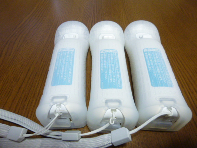 RSJ083【送料無料 即日配送 動作確認済】Wii リモコン ストラップ　ジャケット　3個セット ホワイト　白　セット　リモコンカバー