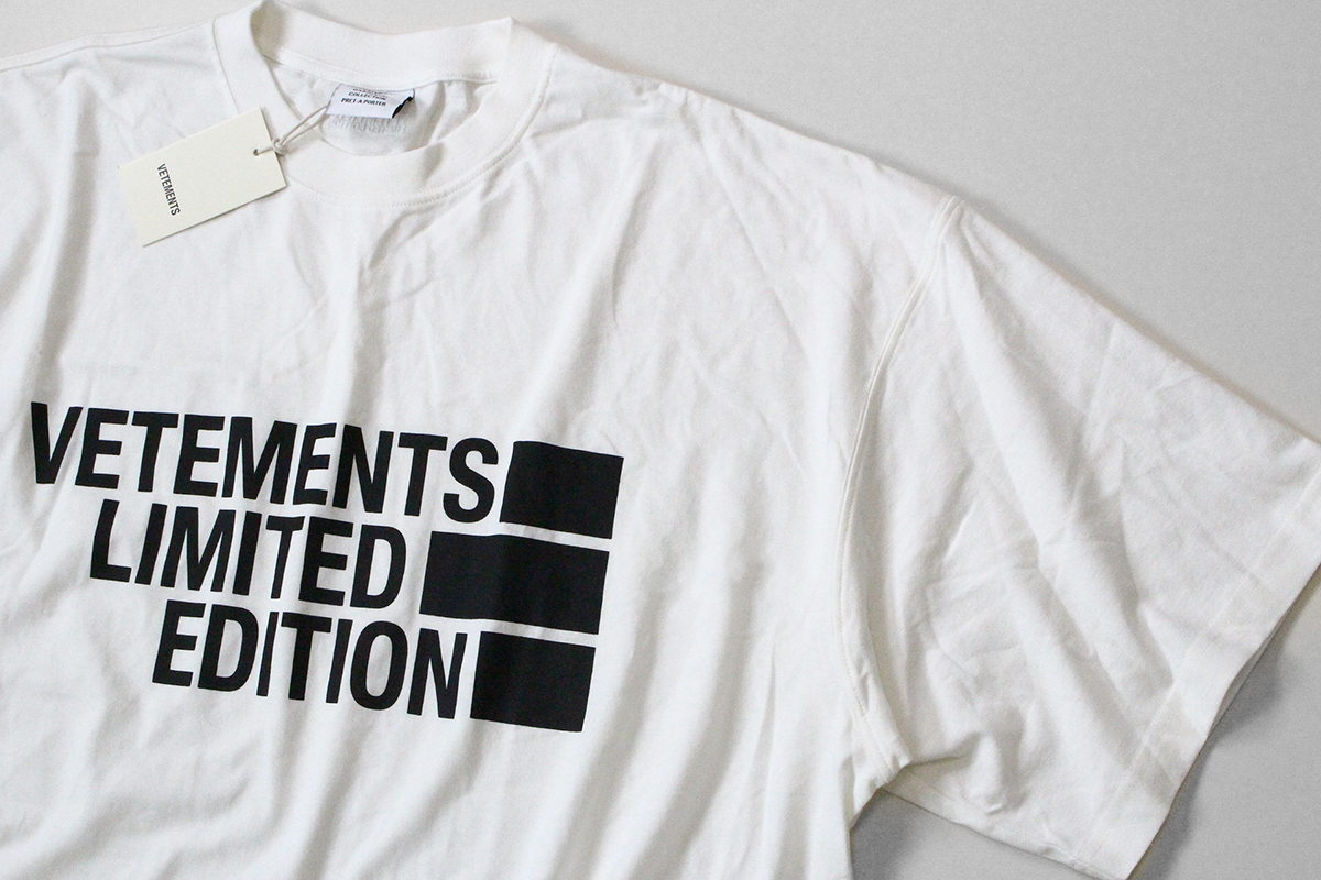 ★未使用 VETEMENTS ◆オーバーサイズ ロゴプリント Tシャツ 白 XLサイズ (下げ札付き) 半袖 カットソー 大きいサイズ ヴェトモン ◆XE2