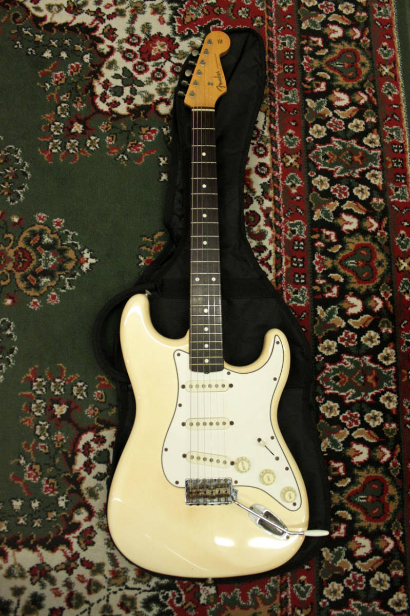 グリーン・ホワイト系 完成品♪ Fender フェンダージャパン ストラト