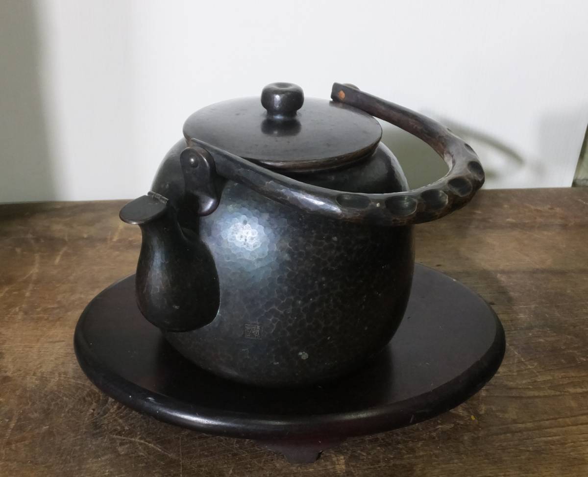 ◆え-833 水指 中古 日本製 在銘 銅製 打出し 厚手 急須 茶道具 茶室用  大きさ/約寸：高27 奥20 横17cm 重さ1.5kgの画像2