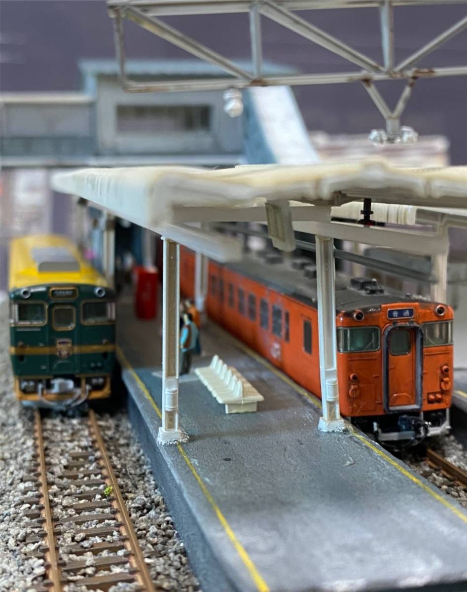 Dettagli dell'articolo Nゲージ ジオラマ完成品 郊外の駅の風景 Dettagli dell'articolo Nゲージ ジオラマ完成品 郊外の駅の風景