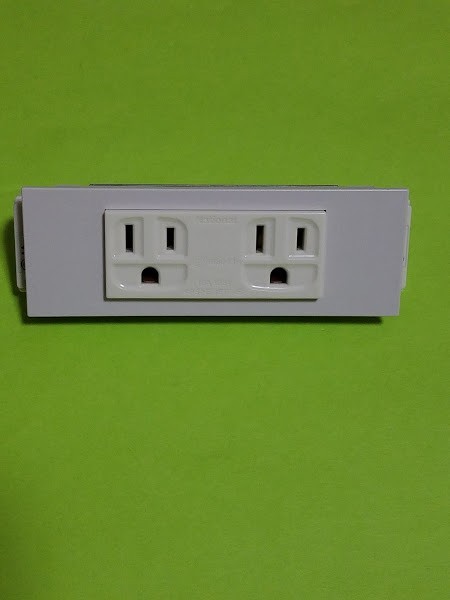即決未使用送料込! 松下電工 ナショナル 接地ダブルコンセント WK5110H YW870