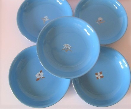 14N11.4-4 和食器　青い大皿5客　たち吉　橘吉　MICROWAVE PROOF 陶器　ブルーの丸皿　花柄　5点　外径：約21㎝　高さ：約4㎝_画像1