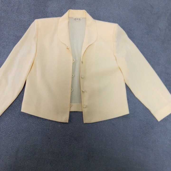 スーツ　レディース　3点　ジャケット　ブラウズ5分丈　スカート　淡いオレンジ色　春らしい　入学式　Mサイズ　ポリエステル100%　美品