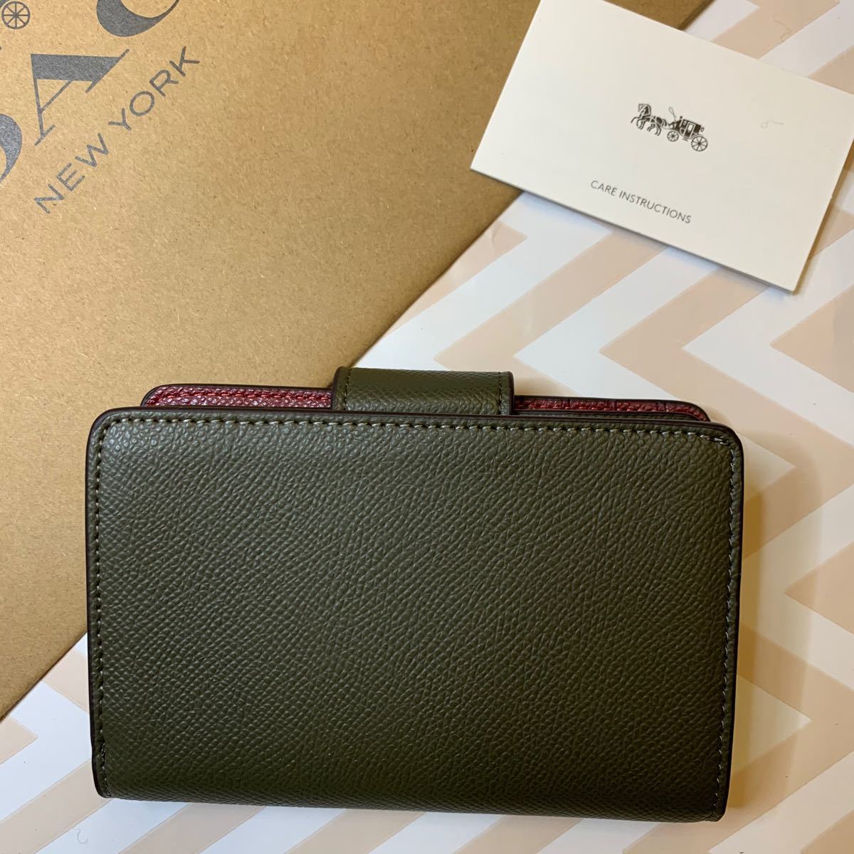 無料発送 新品未使用 COACH コーチ 2つ折り財布 トープ ベージュ 人気