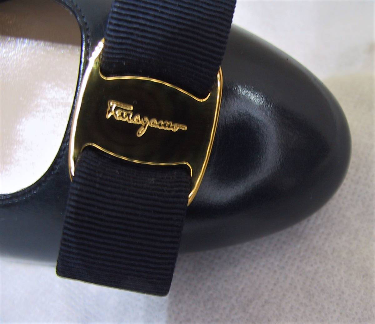 新品 Salvatore Ferragamo サルバトーレフェラガモ ヴァラ リボン 本革