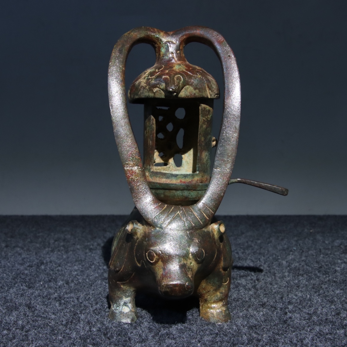 多宝閣 KN86632 中国古美術 銅製品 戦漢期——青銅双管牛灯 中国骨董 