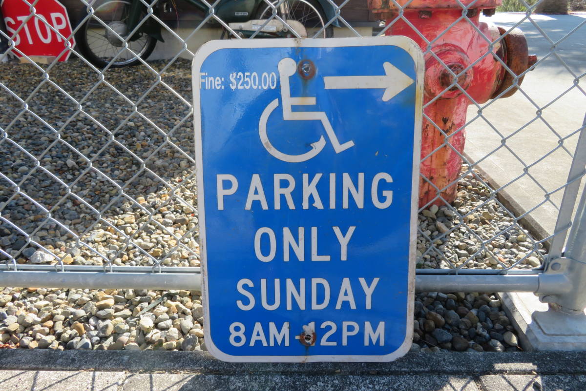 PARKING ONLY SUNDAY ロードサイン 駐車禁止 ヴィンテージ アメリカ 看板 道路標識 ガレージ インテリア USA USED（936）