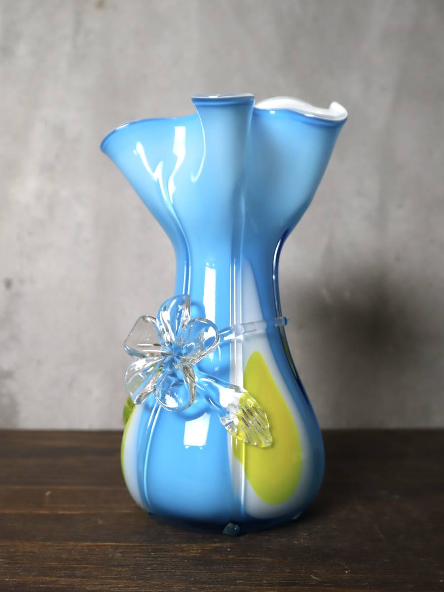 ビンテージ ガラスフラワーベース アンティーク インテリア 置物 花瓶 一輪挿し 植物 花 フリル 硝子 オブジェ 可愛い 水色 古い レア 