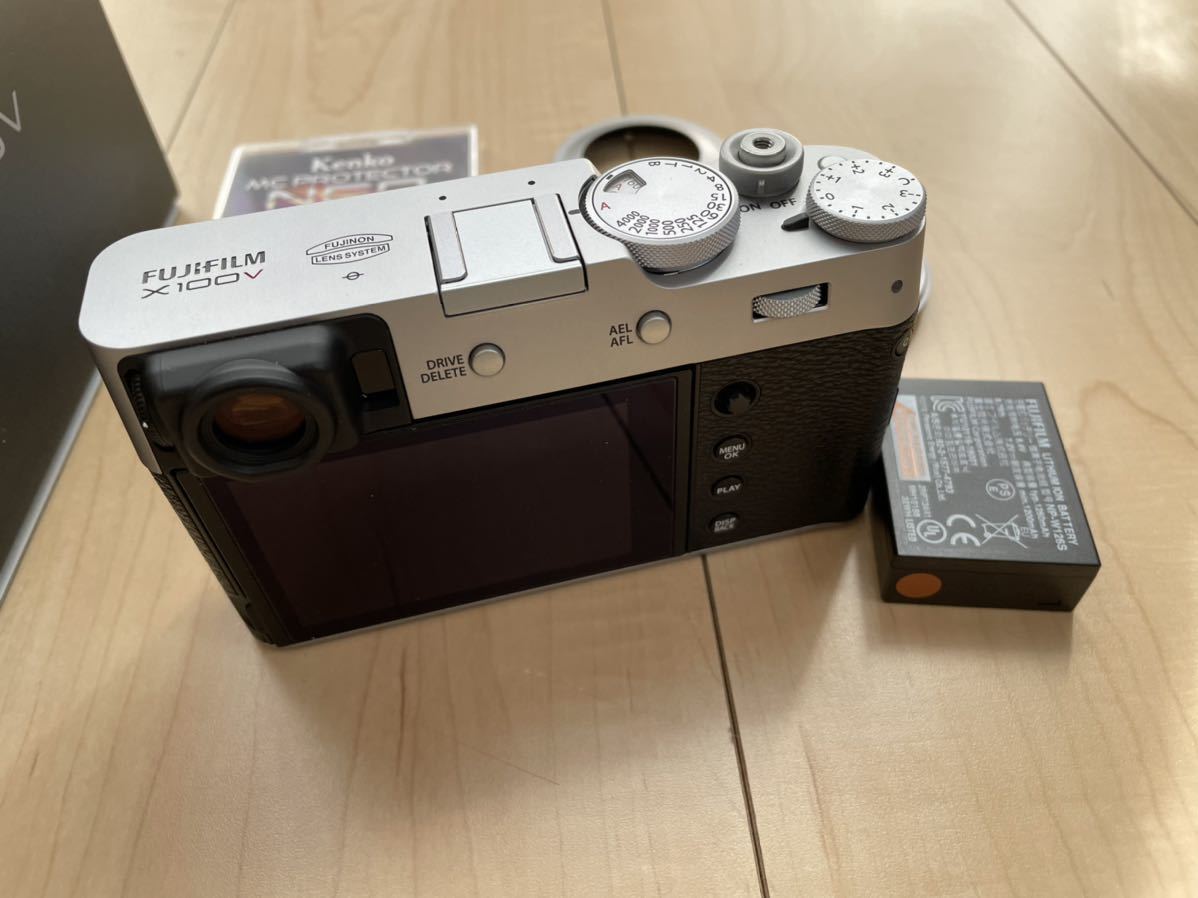 当店限定販売】 シルバー おまけ付き X100V FUJIFILM - ビデオカメラ 通販ショップ販売 FUJIFILM X100V シルバー おまけ付き ビデオカメラ