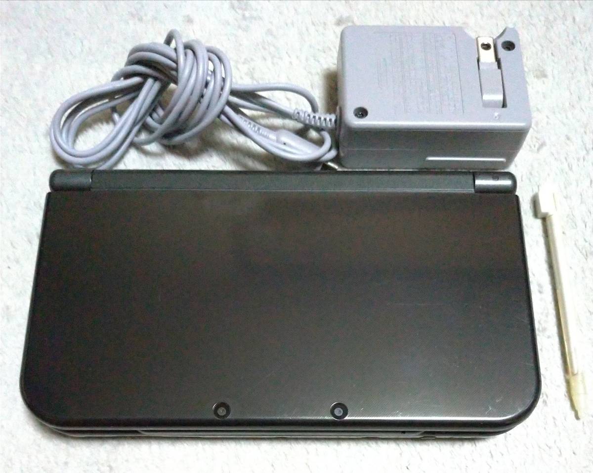 NEW NINTENDO 3DS LL NEWニンテンドー3DS LL メタリックブラック 中古品 使用感有り 充電器 タッチペン  SDカード（4GB）付き 送料無料