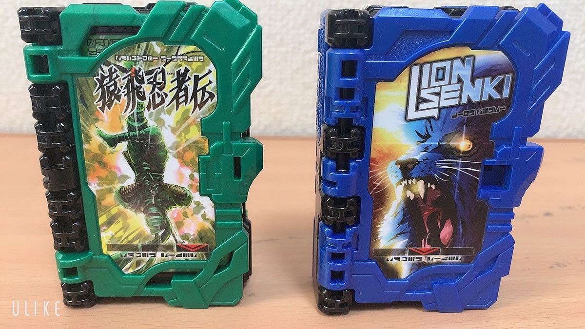 BANDAI 仮面ライダーセイバー 変身聖剣 DX風双剣翠風とライオン戦記ワンダーライドブックのセット 武器