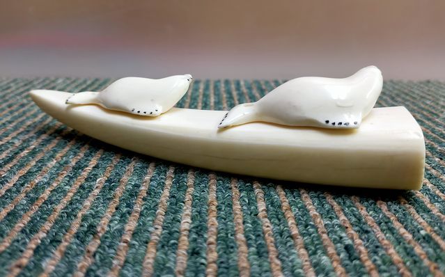 【NY014】アラスカ セイウチ 牙 置物 アイボリー 人形 全長約16.5cm お土産