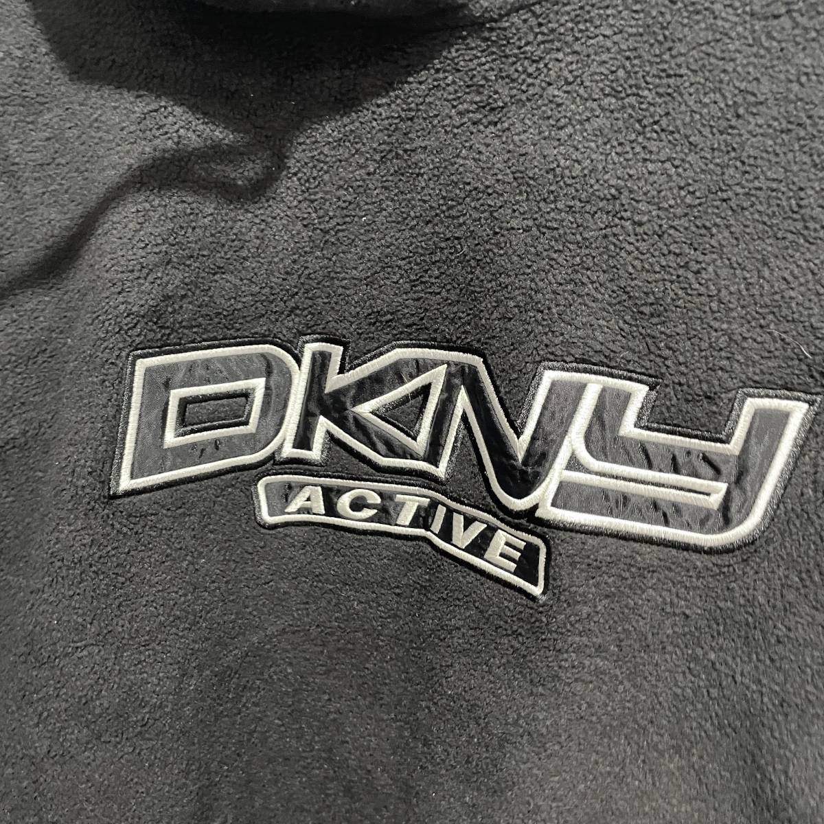 ☆送料無料☆DKNY☆ブランドロゴフリースパーカー☆黒☆L☆90s☆ワッペン☆ダナキャラン☆F20b_画像3