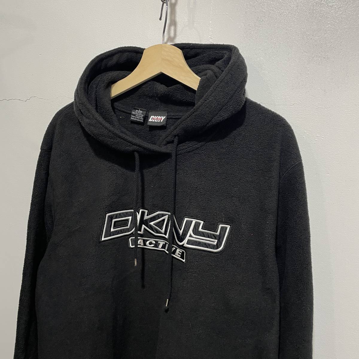 ☆送料無料☆DKNY☆ブランドロゴフリースパーカー☆黒☆L☆90s☆ワッペン☆ダナキャラン☆F20b_画像2